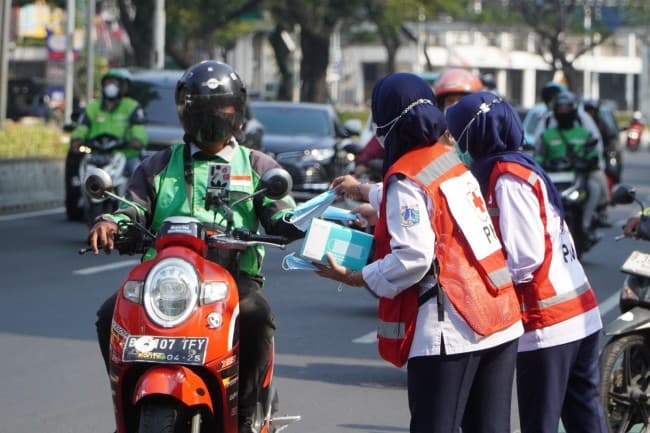 Relawan PMI Jakarta Utara membagikan masker