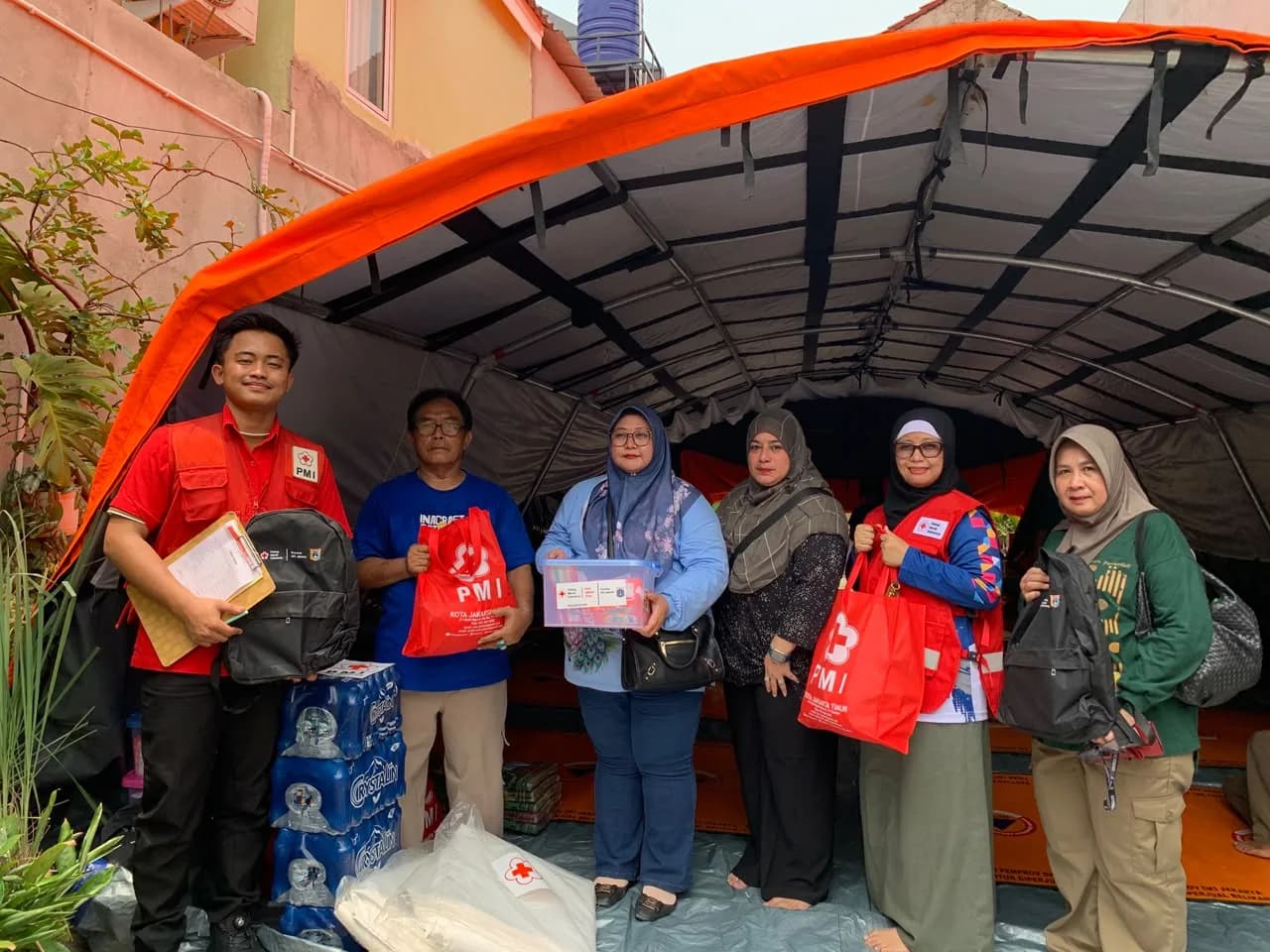 Di Tengah Musibah, PMI Jaktim Hadir Membantu Warga Rawamangun