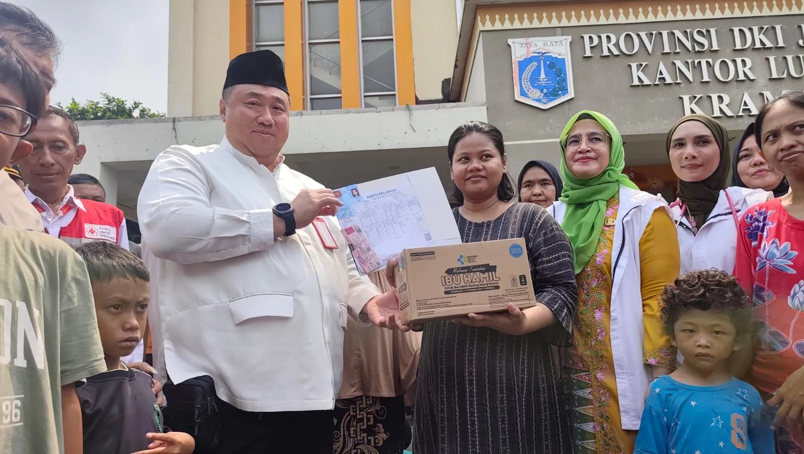 Eric Lumbun Serahkan Langsung Hygiene Kit PMI Buat Penyintas Kebakaran Kramat Pulo