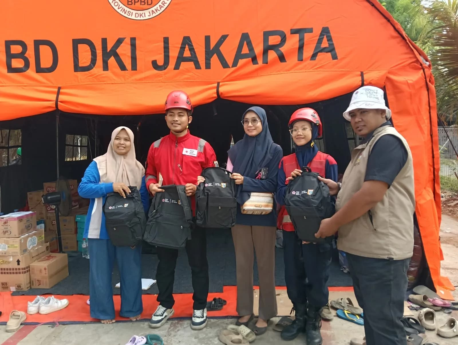 PMI Jaktim Salurkan Perlengkapan Sekolah Buat Penyintas Kebakaran Ujung Menteng