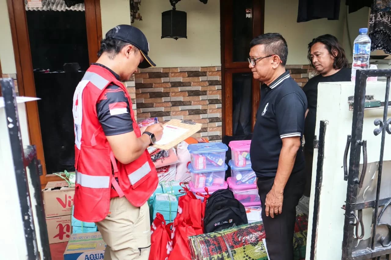 PMI Jaktim Salurkan Bantuan Untuk Warga Terdampak Kebakaran Cipinang Muara