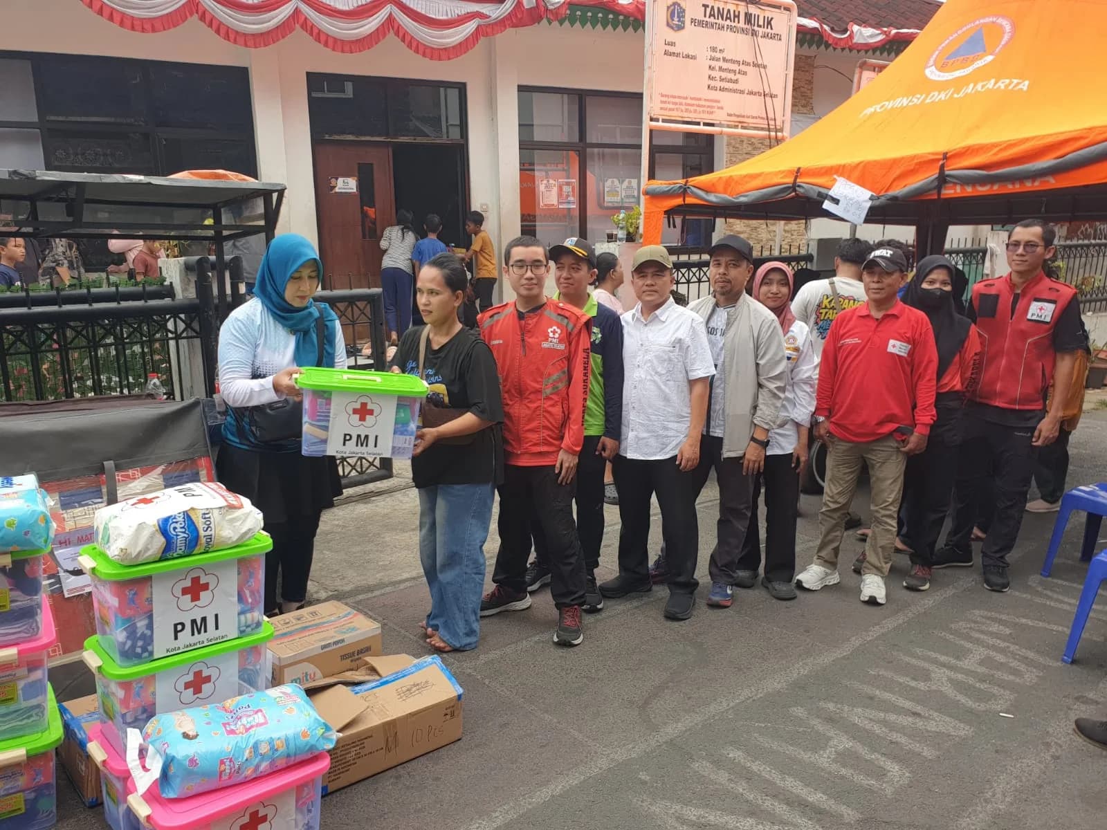 PMI Jaksel Bantu Kebutuhan Dasar Penyintas Kebakaran Menteng Atas