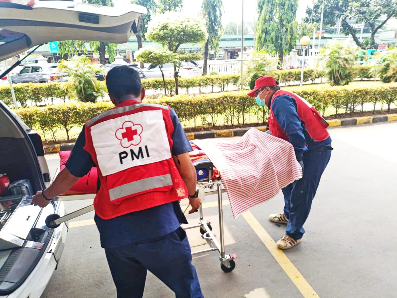 Menemani Perjalanan Menuju Kesembuhan, Ambulans PMI Antar Jemput Warga untuk Kontrol Kesehatan