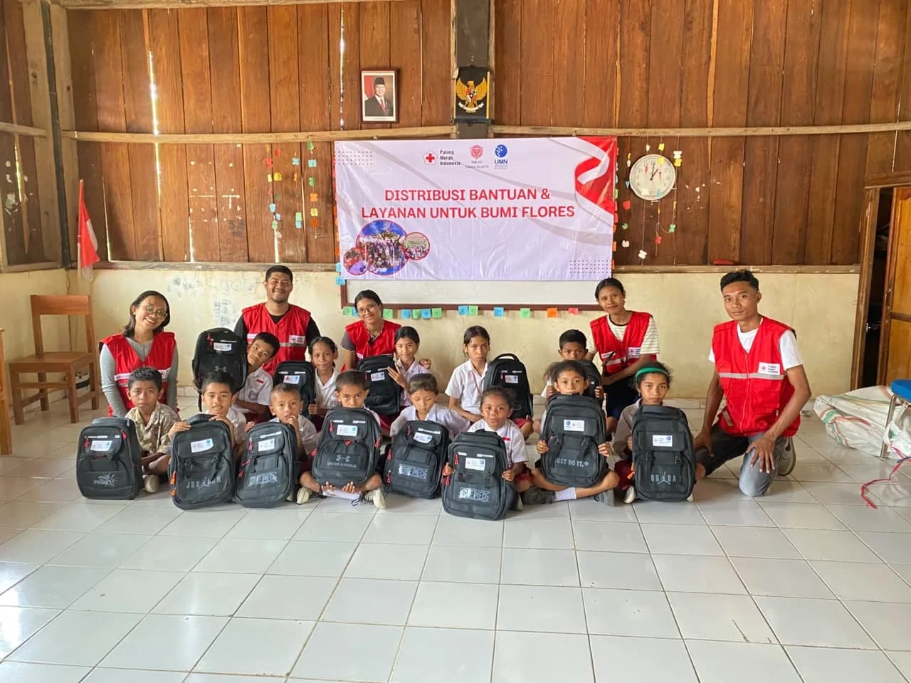 Saat Bantuan Datang, Mata Anak-Anak Ende Langsung Berbinar