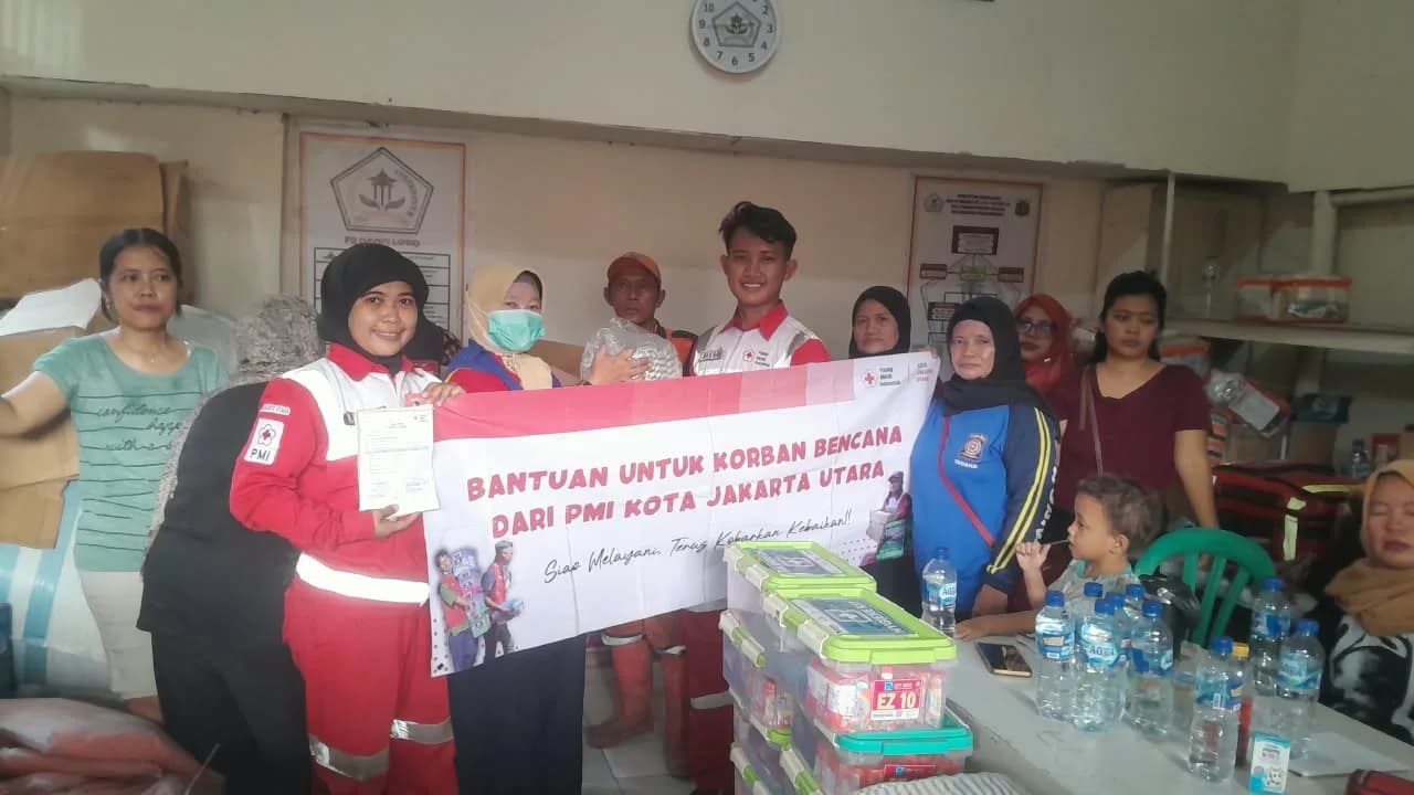 PMI Jakut Bantu Penyintas Kebakaran Kapuk Muara, 245 Warga Terdampak