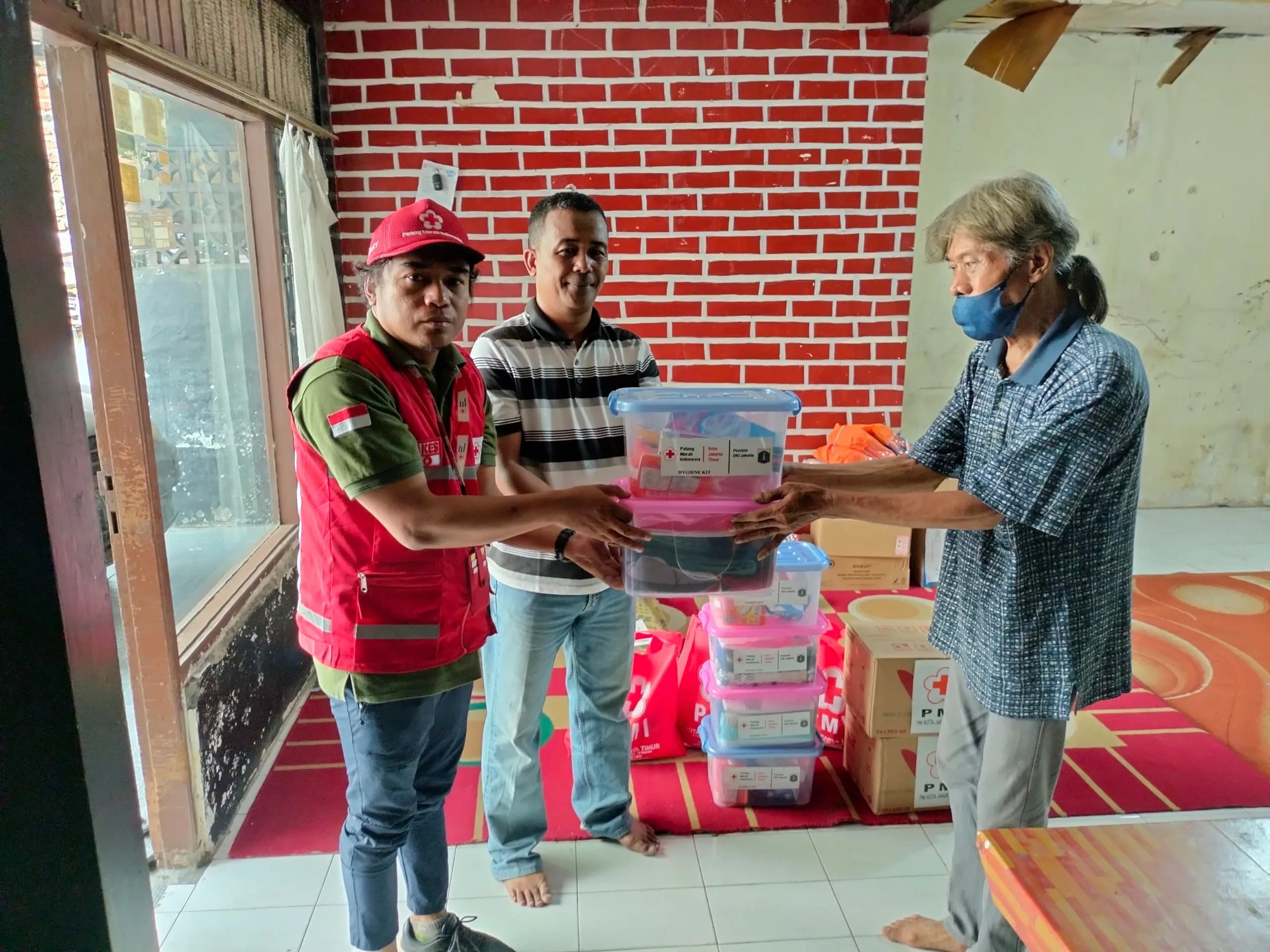 PMI Jaktim Salurkan Bantuan Bagi Warga Terdampak Kebakaran di Pinang Ranti