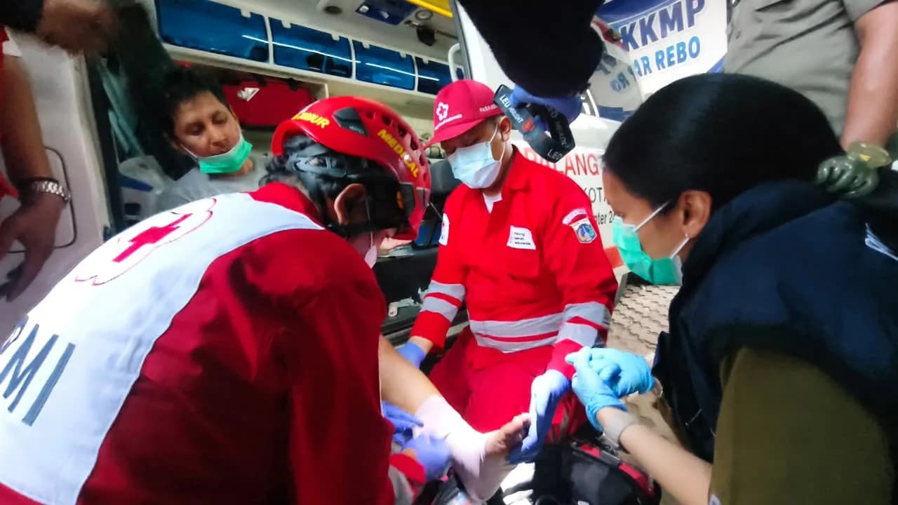 Gerak Cepat, PMI Jaktim Bantu Warga Terdampak Paparan Gas di Pekayon