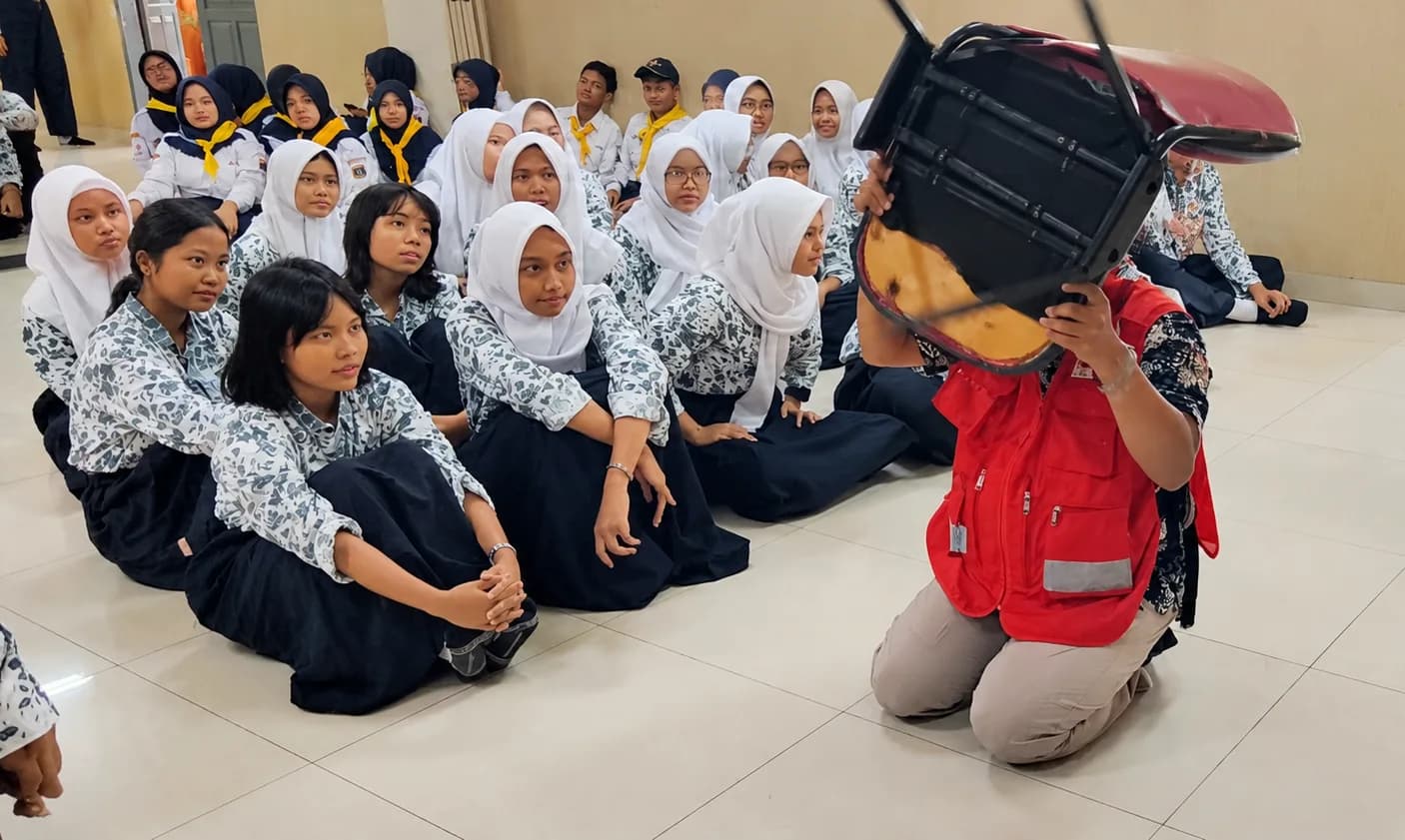 Bangun Sekolah Tangguh Bencana, PMI Jakpus Gelar Edukasi dan Simulasi Gempa di SMKN 21 Jakarta