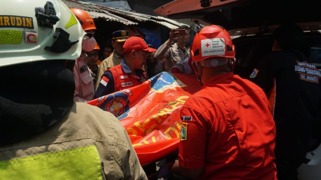 Respon Cepat Musibah Kebakaran, PMI Jakbar Kerahkan Ambulans Beserta Tim Kesehatan