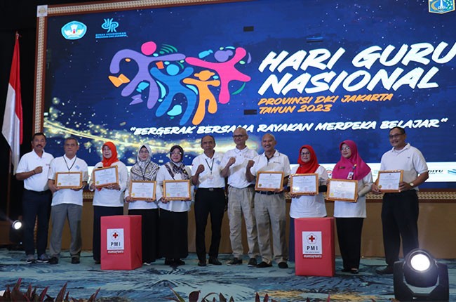 PMI Jaksel Berikan Penghargaan Pada Hari Guru Nasional Di Dinas Pendidikan DKI Jakarta