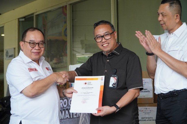 Jakpro Gandeng PMI DKI Jakarta Salurkan Bantuan Kemanusiaan ke Wilayah Terdampak Bencana Banjir Sumatera