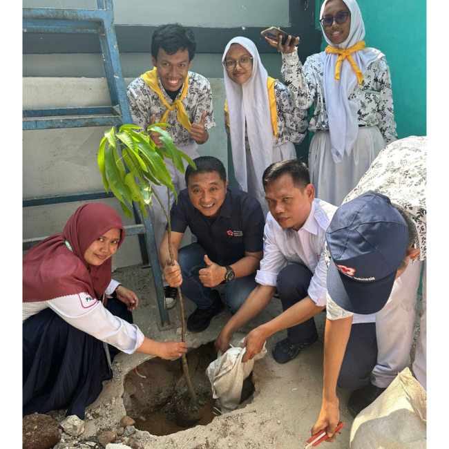 PMI Jakut Tanam 40 Pohon Produktif di Empat Sekolah