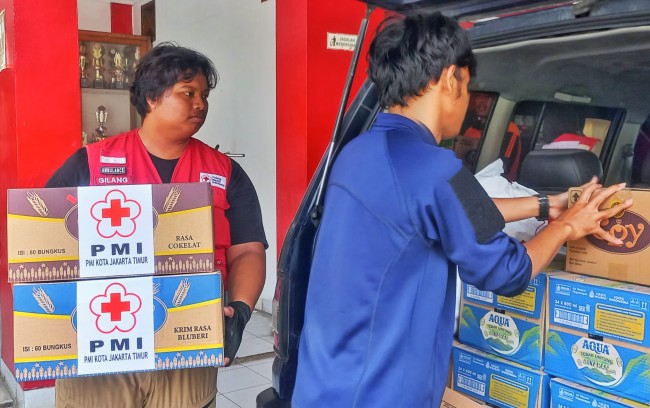 PMI Jaktim Salurkan Ribuan Bantuan Logistik Bagi Korban Banjir, Warga Diimbau Tetap Waspada