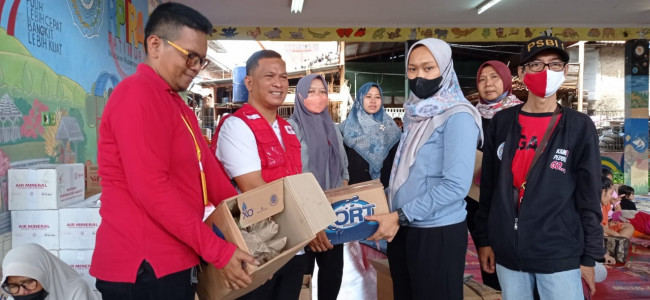 PMI Jakut Distribusikan Bantuan Untuk Korban Kebakaran Di Pademangan Timur