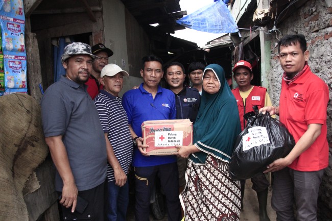 PMI Jakut Distribusikan Bantuan Korporat Kepada Warga Terdampak Banjir Di Semper Barat