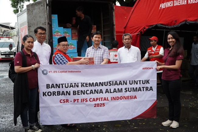 Bersama Untuk kemanusiaan, PMI DKI Jakarta Terima Bantuan Banjir Sumatera Dari IFS Capital Indonesia