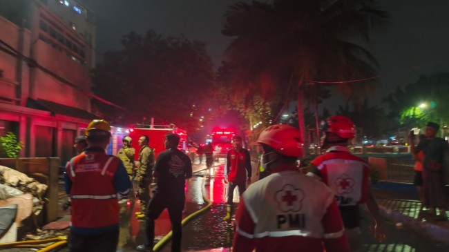 Respons Cepat PMI Jakpus pada Kebakaran Gudang di Sawah Besar