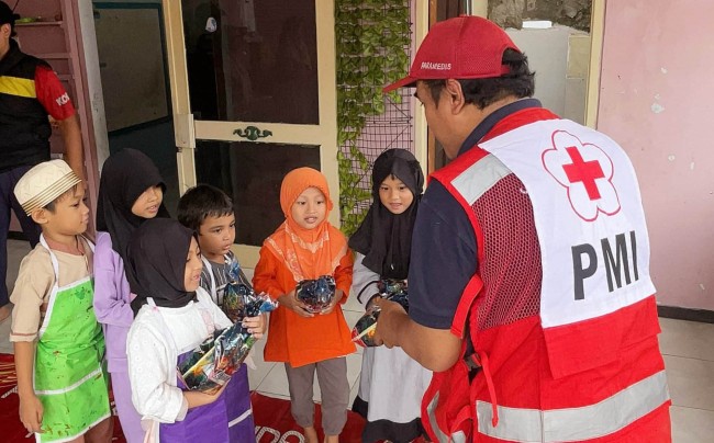 PMI Kota Jakarta Timur Kunjungi PAUD Bunga Bangsa Cililitan yang Terdampak Banjir
