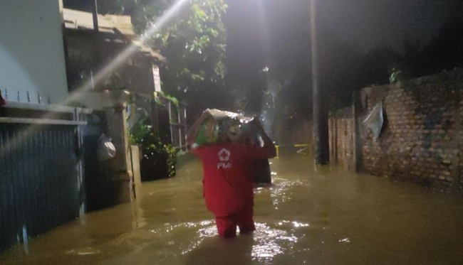 PMI Jaksel Terabas Banjir Demi Distribusikan Bantuan Kemanusiaan