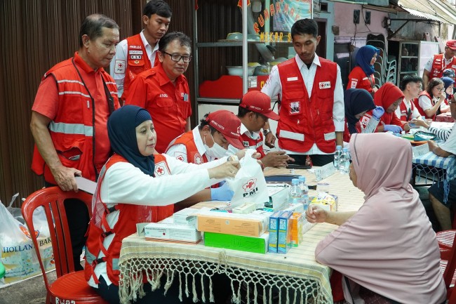 PMI DKI Jakarta Gelar Bakti Sosial Layanan Kesehatan Bagi 100 Warga di Pasar Manggis