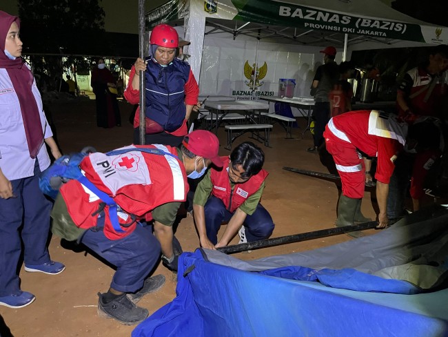 PMI Jakut Kerahkan Ambulans dan Relawan Pada Musibah Kebakaran Kapuk Muara