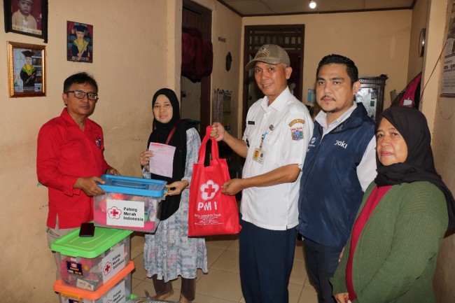 PMI Jaktim Salurkan Bantuan Untuk Penyintas Kebakaran Cakung