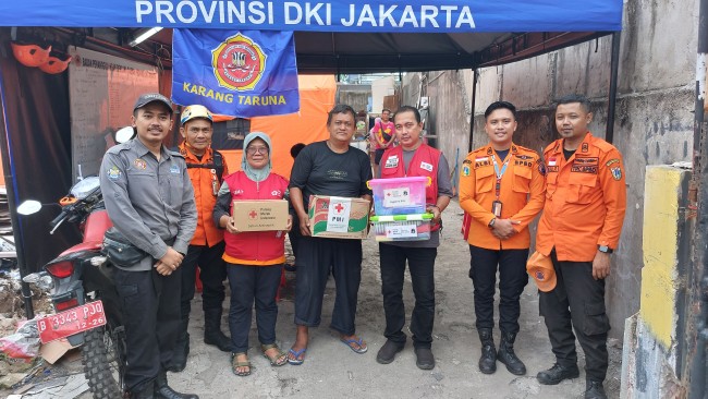 PMI Jakbar Siagakan Ambulans Pada Musibah Kebakaran Di Jalan KS. Tubun III