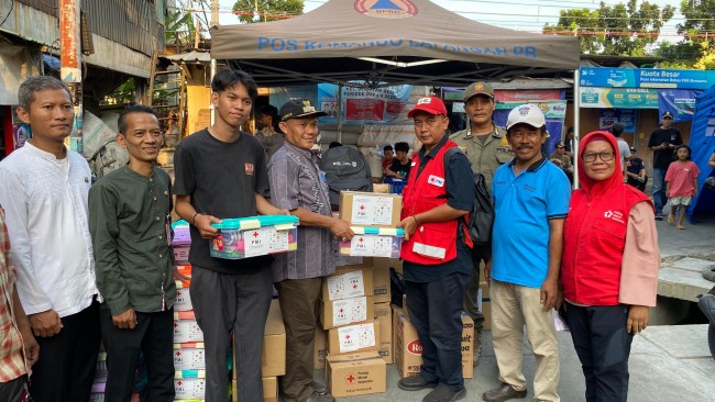 PMI Jakbar Salurkan Bantuan Untuk Penyintas Kebakaran Di Jembatan Besi