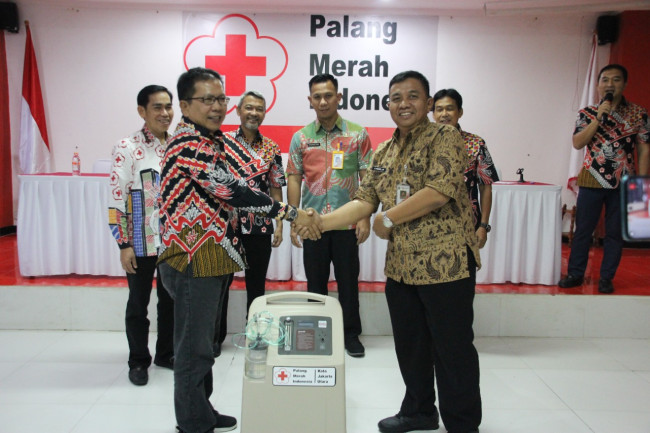 PMI Jakut Serahkan Bantuan Alat Kesehatan Pada Enam Kecamatan