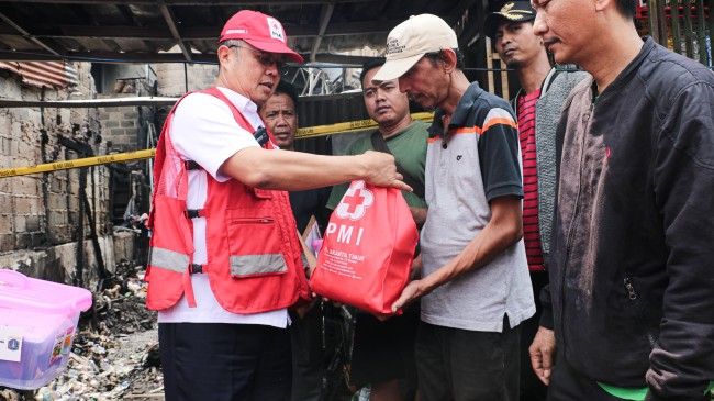 Ketua PMI Jakarta Timur Salurkan Bantuan kepada Korban Terdampak Kebakaran di Palad, Pulo Gadung