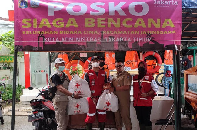 PMI Jaktim Distribusikan Roti Manis Kepada Warga Terdampak Banjir