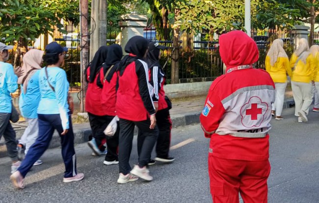 Pastikan Keamanan Peserta, PMI Jakarta Barat Siagakan Layanan Kesehatan di Jalan Sehat Cengkareng Timur