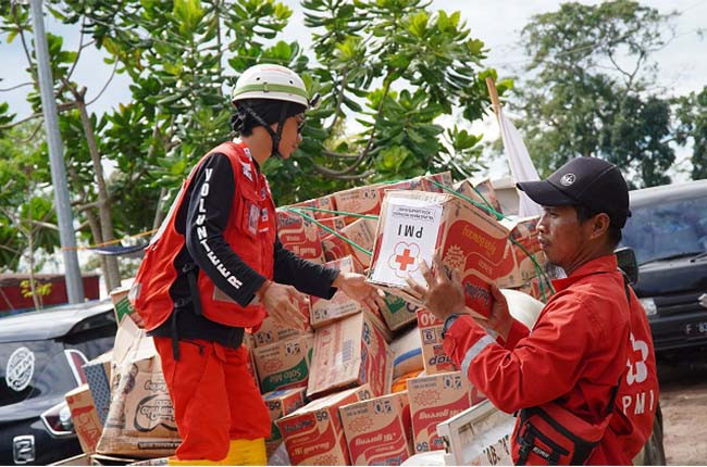 PMI Salurkan Bantuan Kemanusiaan Kepada Pondok Pesantren Riyadul Alfiah