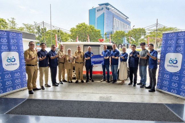 PMI Kota Jakarta Barat Terima Bantuan Satu Unit Ambulans dari PT United Family Food