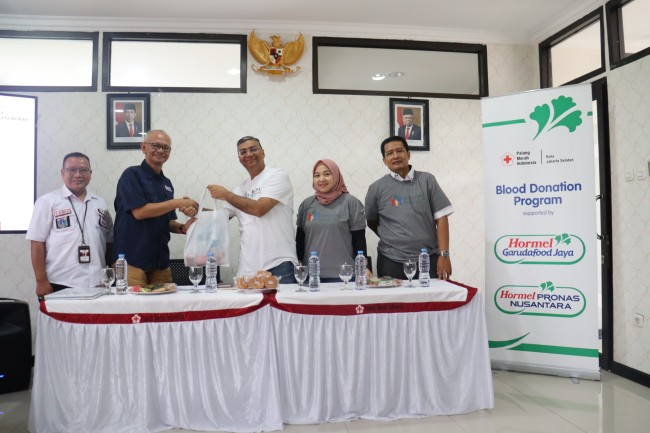 Dalam Rangka Memperingati HUT PMI Ke-79, Hormel Food Serahkan Paket Produk Makanan Bagi Pendonor Sukarela