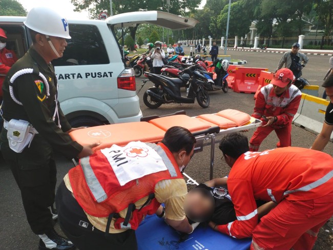 Puluhan Orang Pingsan Saat Menyaksikan Perayaan Hut TNI, PMI Jakpus Berikan Pertolongan Pertama dan Ambulans