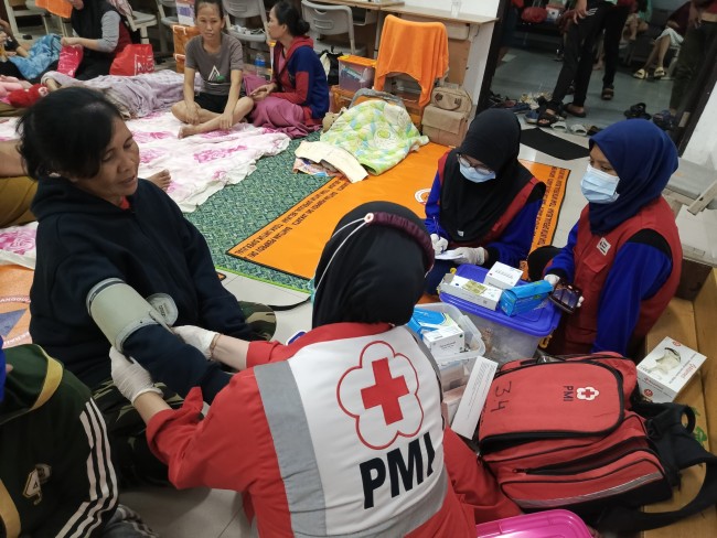 Respon Banjir, PMI Jakbar Buka Layanan Kesehatan dan Distribusikan 1.550 Box Makanan Siap Saji