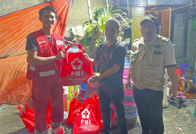 PMI Jakarta Timur Salurkan Bantuan untuk Penyintas Kebakaran Pulogebang