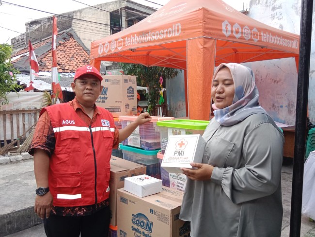 Penyintas Kebakaran di Kebon Kosong Kemayoran Terima Bantuan dari PMI Jakarta Pusat