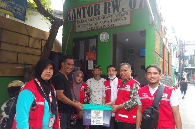 Penyintas Kebakaran di Karang Anyar Terima Family Kit dan Makanan Siap Saji dari PMI Jakarta Pusat