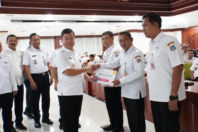 Pj. Gubernur DKI Teguh Setyabudi Bersama Sekda & Walikota Jaksel Serahkan Piagam Apresiasi Bulan Dana PMI Tahun 2024