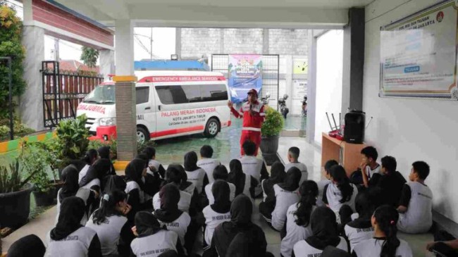 PMI Jakarta Timur Gelar Edukasi dan Pengenalan Ambulans di SMKN 66 Jakarta