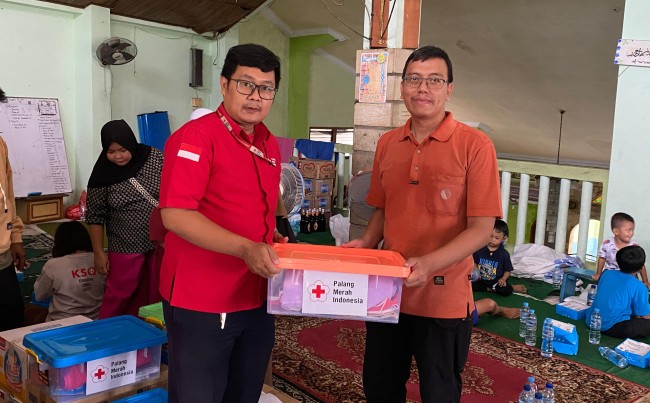 PMI Jakarta Barat Salurkan Bantuan Untuk Penyintas Kebakaran di Tomang Pulo