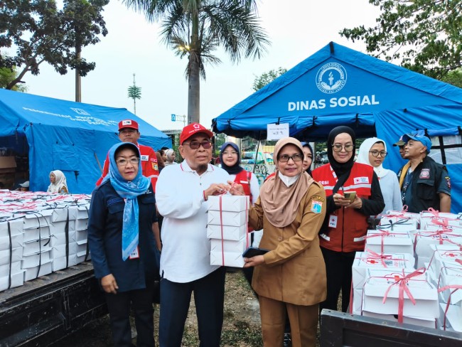 PMI Jakpus Distribusikan 1.000 Makanan Siap Saji Setiap Hari Untuk Penyintas Kebakaran H. Jiung Kemayoran