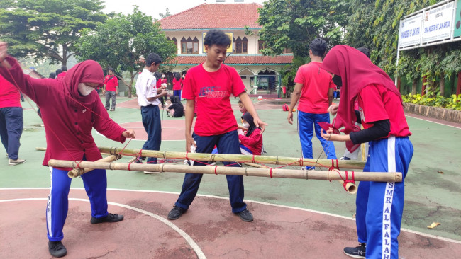 Latihan Gabungan Anggota PMR Wira PMI Jaksel Di SMAN 97 Jakarta