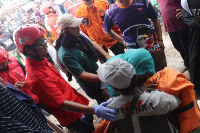 PMI Jaksel Bersama Tim SAR Gabungan Berhasil Evakuasi Jenazah Yang Tertimbun Reruntuhan
