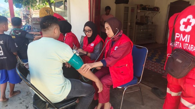 PMI Jakut Tembus Medan Sulit untuk Layani Warga Terdampak Bencana di kecamatan Pining