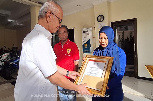 PMI Jaksel Berikan Penghargaan Kepada 2 Orang Relawan