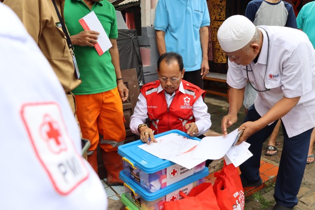 PMI Jaksel Kirim Bantuan Bagi Penyintas Tanah Longsor Di Kebagusan, Pasar Minggu