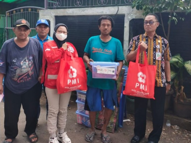 PMI Jakarta Timur Salurkan Bantuan bagi Penyintas Kebakaran di Malaka Sari